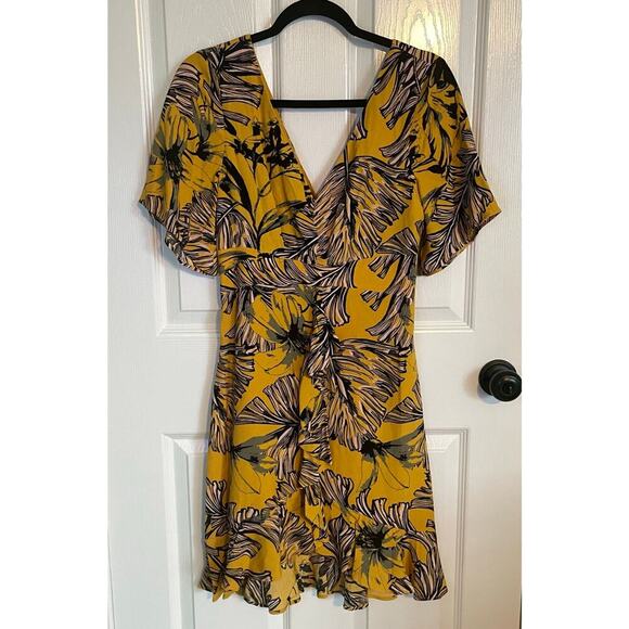 NWT GUESS Dress Yellow Palm Print Cascade Front V-Neck Ruffle Bottom Size Small - Picture 1 of 10